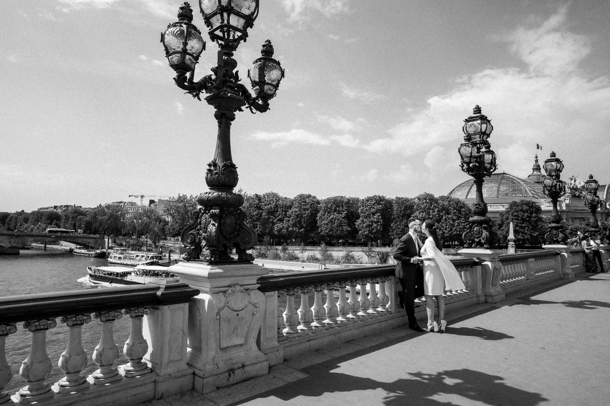 Tendresse sur le banc, jardin parisien, noir et blanc