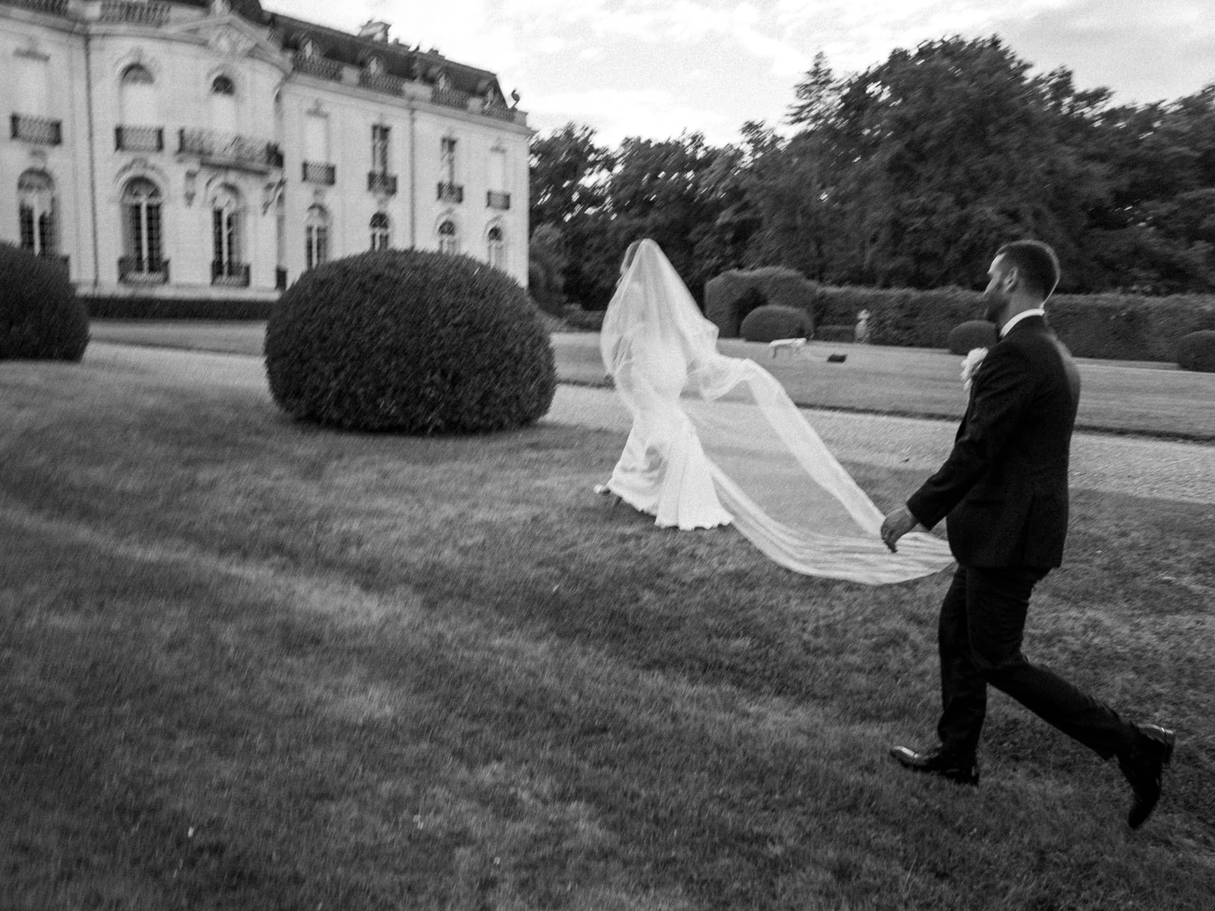 Le voile traverse le parc du château de Pont-Chevron, noir et blanc