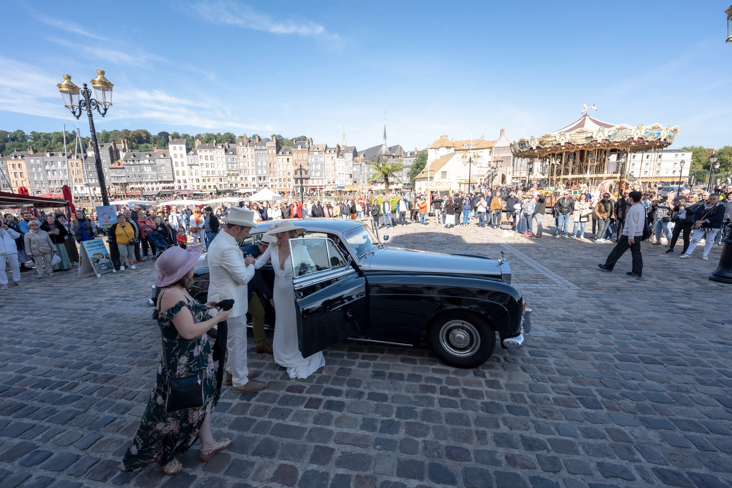 La voiture ancienne des mariés sur le port de Honfleur