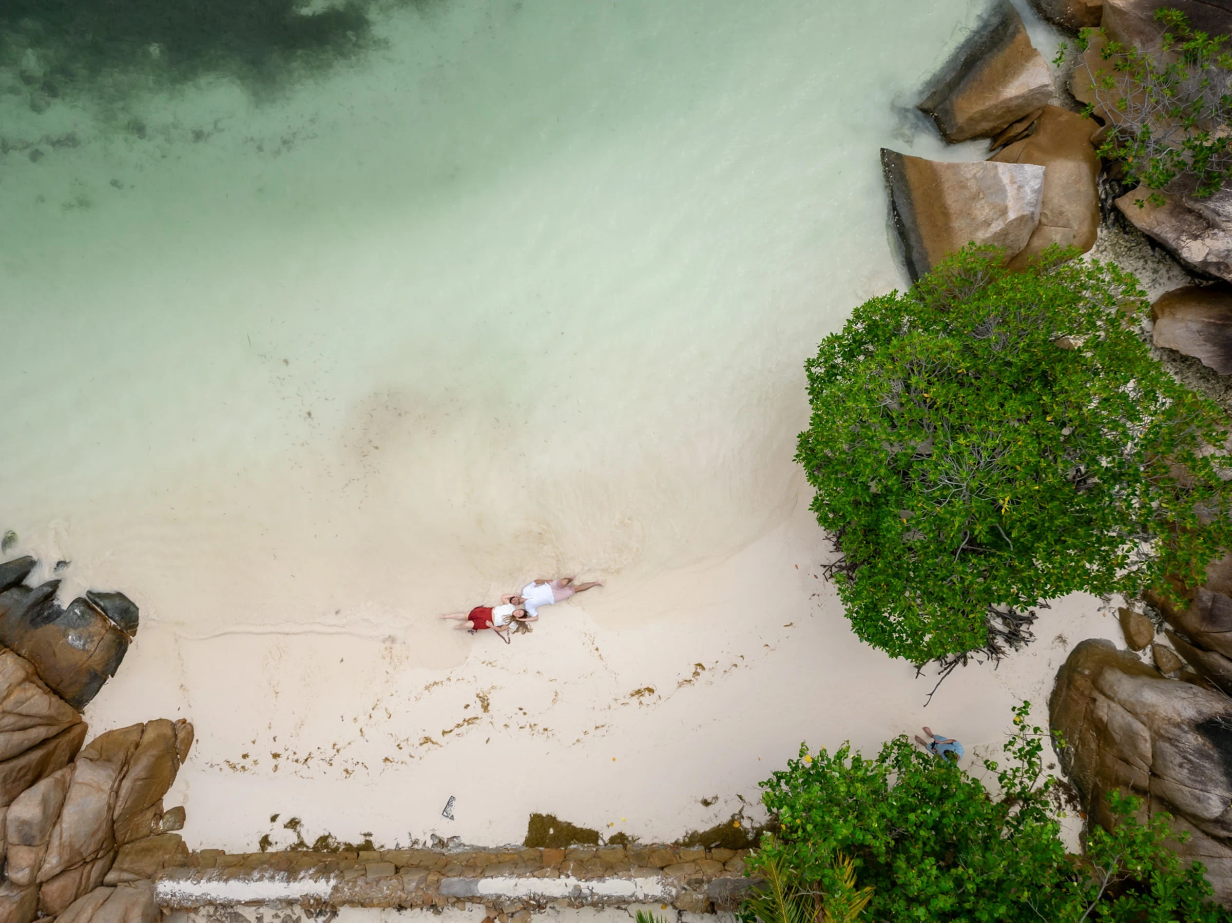 Vue aérienne des mariés sur la plage entre les rochers de granit, Seychelles