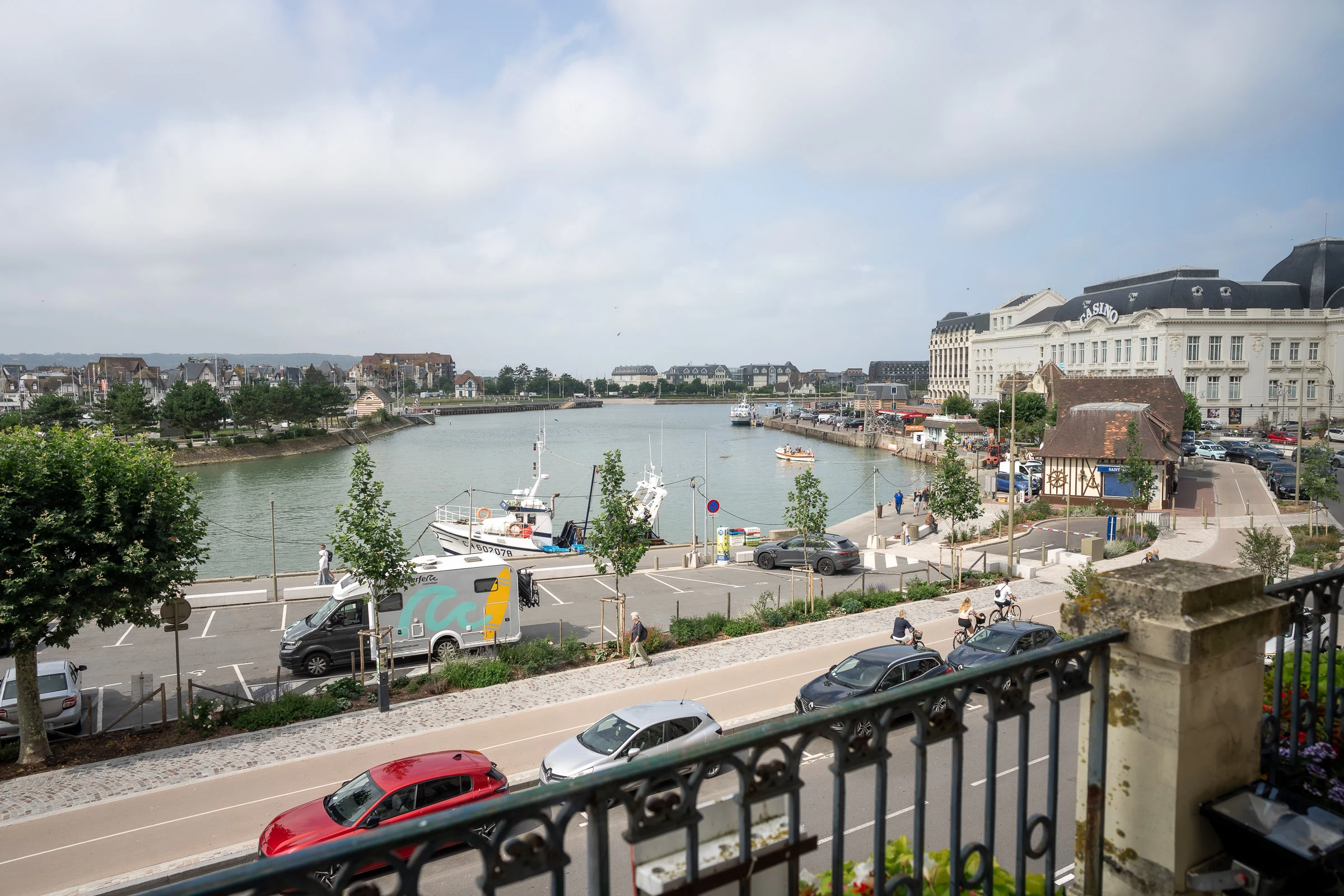 Le port de Trouville vu depuis le balcon, matin du mariage