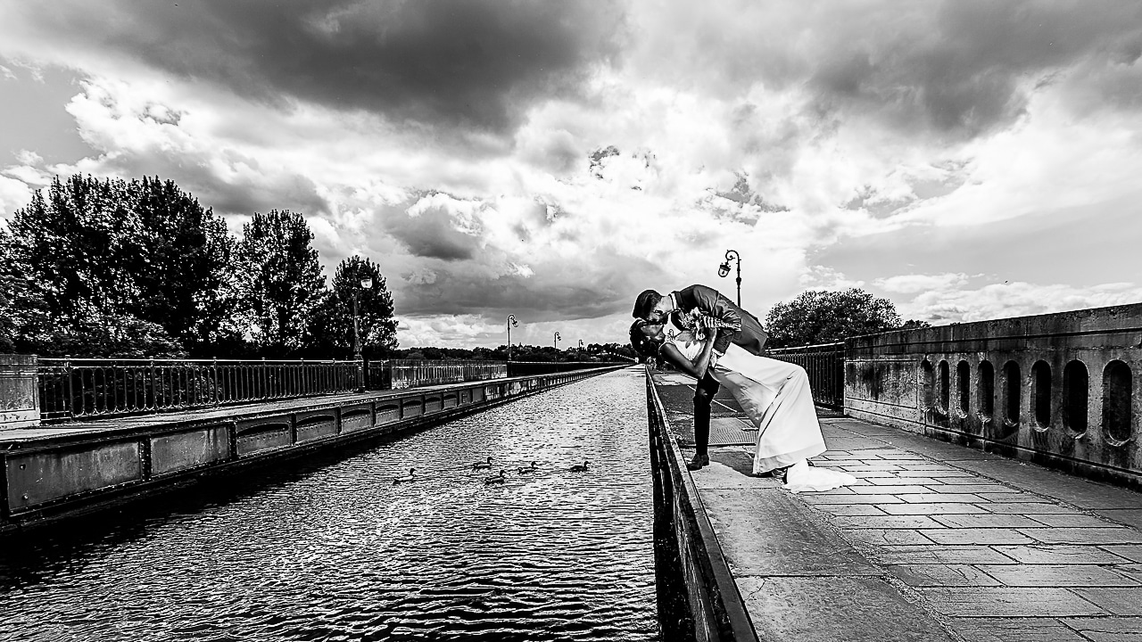 Mariage au Chateau Pont Chevron à Briare sur le pont canal d'une mariée camerounaise par un photographe haut de gamme de la Région Centre Val de Loire à Orléans dans le Loiret 45 en France