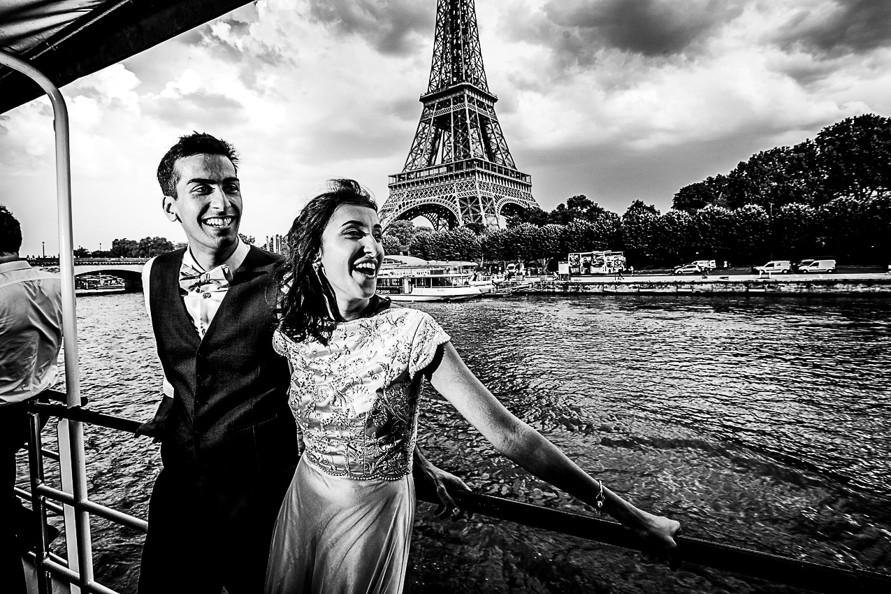 Mariage sur la seine en bateau mouche devant la Tour Eiffel à Paris d'un couple Anglais de Londres par un photographe haut de gamme de la Région Centre Val de Loire à Orléans dans le Loiret 45 en France
