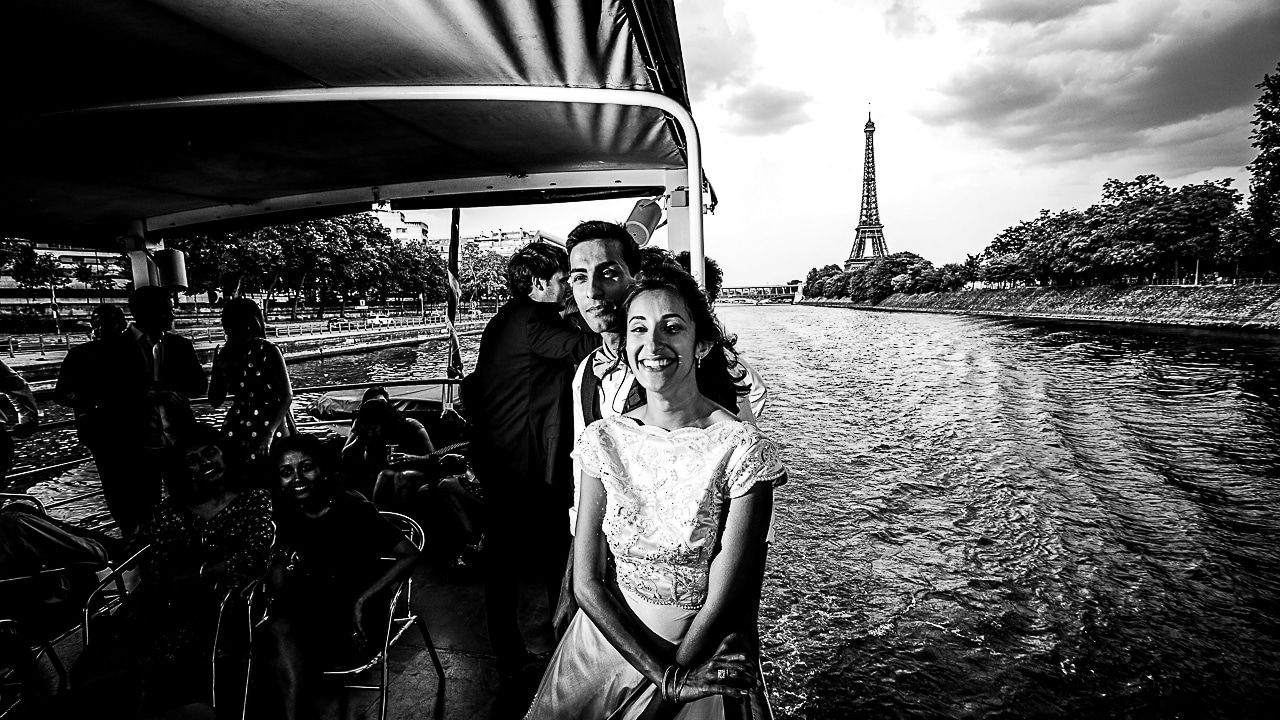Mariage sur la seine en bateau mouche devant la Tour Eiffel à Paris d'un couple Anglais de Londres par un photographe haut de gamme de la Région Centre Val de Loire à Orléans et Gien dans le Loiret 45 en France