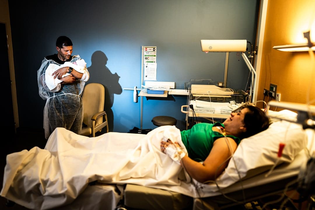 Photographe accouchement reportage césarienne maternité de Gien Loiret France naissance