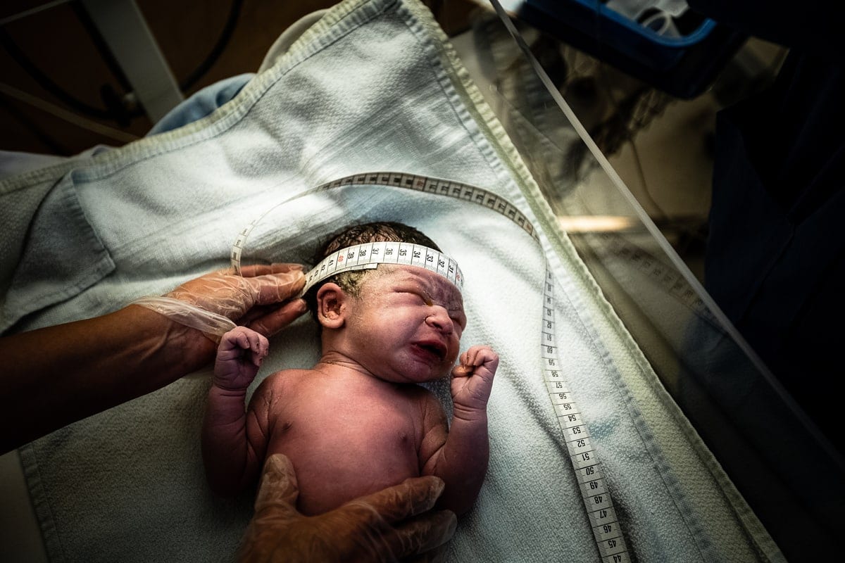 Photographe reportage accouchement à la maternité de Gien Loiret Centre Val de Loire bébé sage femme
